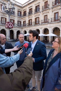 El concejal del PP Iñaki García, junto a los concejales Alfredo Iturricha y Marta Alaña