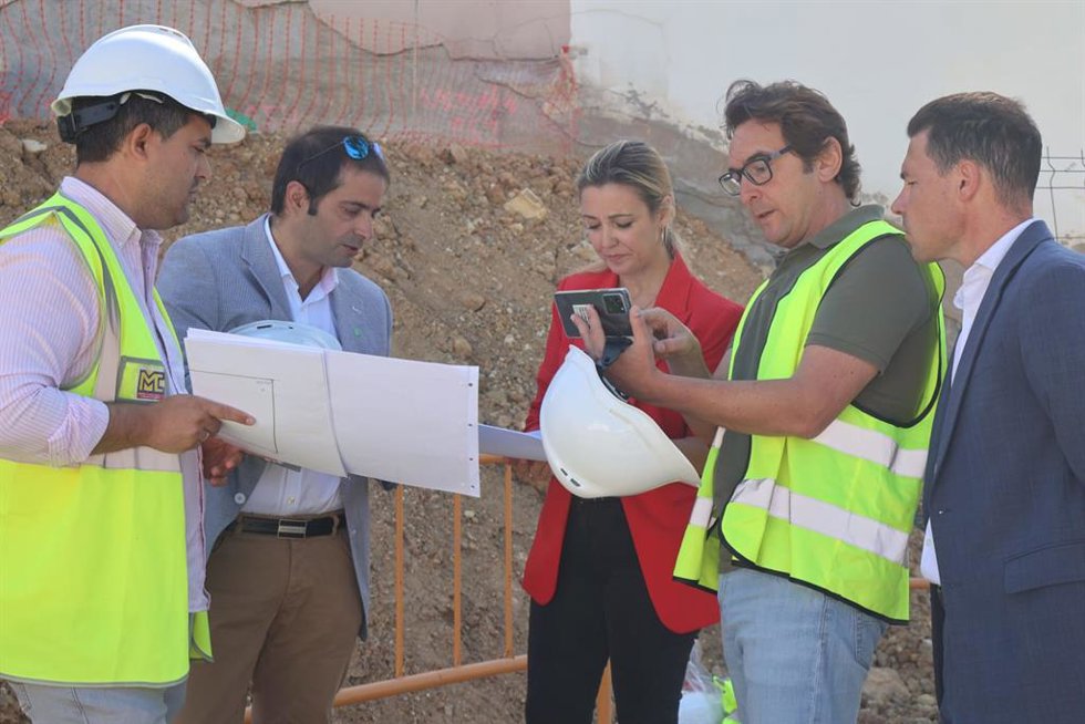 La alcaldesa, Ana Isabel Jiménez, ha comprobado este jueves el buen ritmo de los trabajos del proyecto de construcción del aparcamiento y la urbanización de la nueva plaza en la calle Nicolás Alpériz.