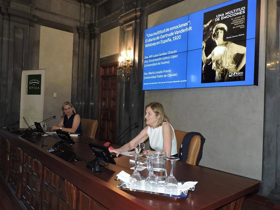 La profesora titular de Filología Inglesa de la Universidad Pablo de Olavide (UPO), María Losada, presenta en la Casa de la Provincia su nuevo libro 'Una multitud de emociones: El diario de Gertrude Vanderbilt Whitney, 1920'.
