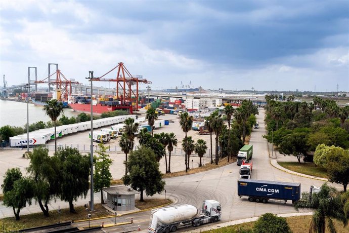 Archivo - Imagen de recurso del transporte de mercancías por carretera en las instalaciones portuarias.