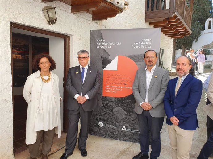 El delegado de Cultura, Fernando Egea; la directora del Archivo Histórico, Eva Martín; el alcalde de Guadix, Jesús Lorente, y el responsable del Centro de Estudios Pedro Suárez, José Manuel Rodríguez.