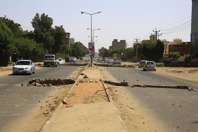 Archivo - Barricadas en una calle de Jartum, Sudán (archivo)