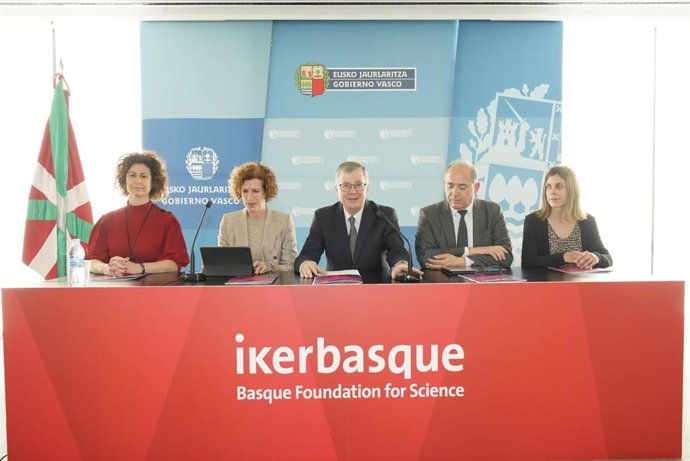El director científico de Ikerbasque, Fernando Cossío, y el viceconsejero de Universidades e Investigación, Alfonso Morais, junto a investigadores Ikerbasque presentan el balance de 2023