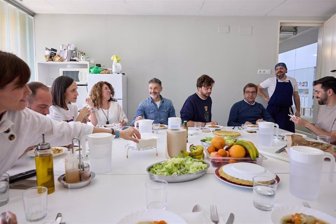 Concejales del Ayuntamiento de Pamplona realizando una cata de comida escolar en la Escuela infantil de Buztintxuri.