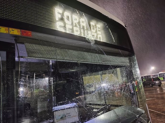Archivo - Bus de la línea 5A, con daños en el cristal delantero por el lanzamiento de una piedra, en la jornada de huelga del 1 de noviembre de 2023.