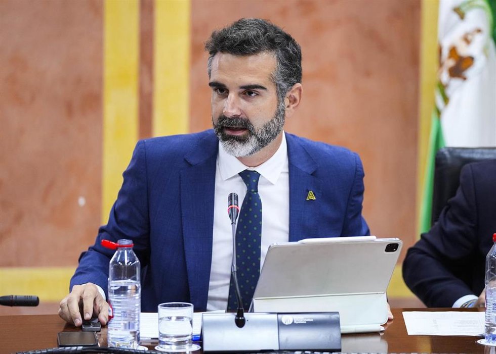 El consejero de Sostenibilidad y suplente de Agricultura, Ramón Fernández-Pacheco, este jueves durante su comparecencia parlamentaria.