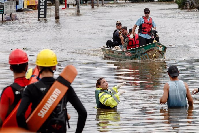 Labores de evacuación en las inundaciones de Río Grande del Sur, en el sur de Brasil.