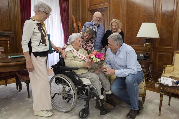 El alcalde de Pamplona ha recibido en la Casa Consistorial a la centenaria Tere San Román Asín en el día de su cumpleaños.