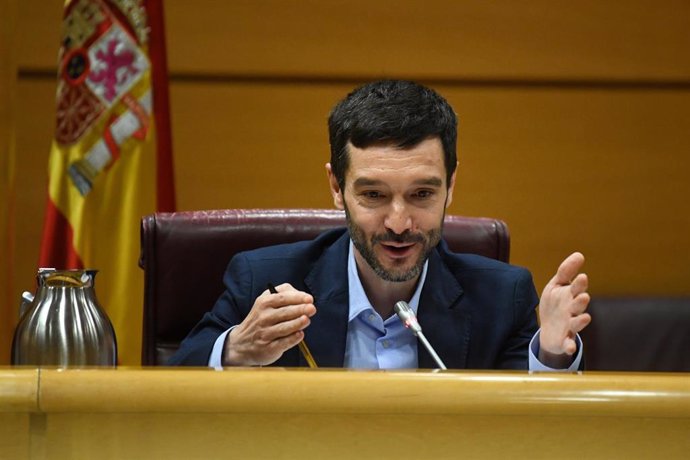 El ministro de Derechos Sociales, Consumo y Agenda 2030, Pablo Bustinduy, comparece en la Comisión de Derechos Sociales, Consumo y Agenda 2030, en el Senado, a 9 de mayo de 2024, en Madrid (España).