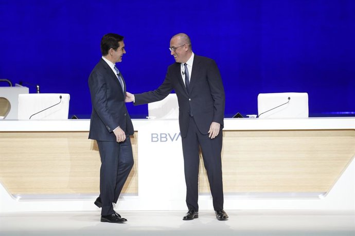 Archivo - El presidente de BBVA, Carlos Torres Vila (i), y el CEO de BBVA, Onur Genç (d), durante una Junta General de Accionistas del BBVA, en el Palacio de Euskalduna de Bilbao, a 15 de marzo de 2024, en Bilbao, Vizcaya, País Vasco (España). BBVA ha cel