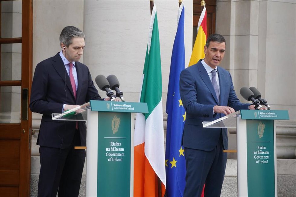 Simon Harris, primer ministro de Irlanda, y Pedro Sánchez, presidente del Gobierno