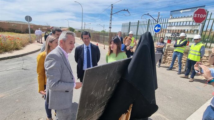 El alcalde, el vicepresidente segundo y la delegada de la Junta en Ciudad Real el barrio de San Pedro de Valdepeñas.