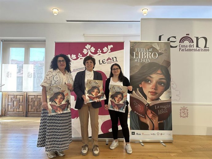 La concejala de Acción y Promoción Cultural, Elena Aguado, acompañada de la presidenta de la Asociación de Libreros de León, Sandra Llamas, y de la secretaria de la entidad, Cristina Barrientos.