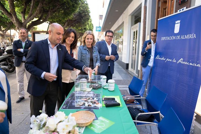 El vicepresidente de la Diputación, José Antonio García, ha mostrado su apoyo y participado en esta acción solidaria de la AECC.