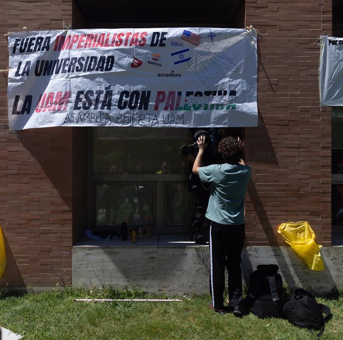 Un estudiant posa una pancarta durant una acampada per a mostrar el seu suport al poble palestí i exigir la fi del conflicte a Gaza, en els voltants de la Casa d'Estudiants de la Universitat Complutense, a 7 de maig de 2024, a Madrid (Espanya). 