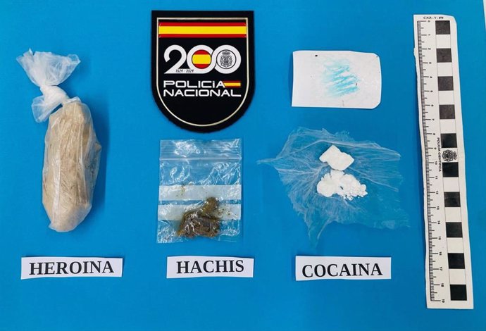 Efectos intervenidos a los dos detenidos en la operación contra el tráfico de drogas.