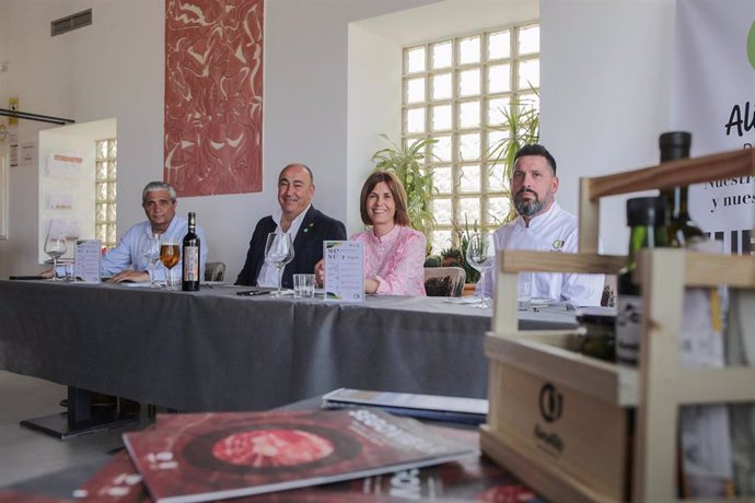 El presidente de la Diputación, Miguel Ángel de Vicente, y la diputada de Promoción provincial, Magdalena Rodríguez, con los dueños del restaurante Vacceos, de Coca.