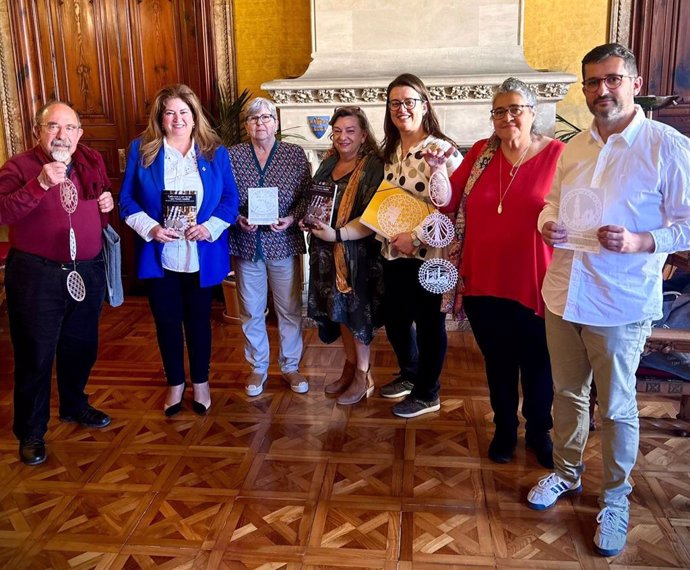 Grup de Neulers i Neuleres de Mallorca en el pleno del Consell