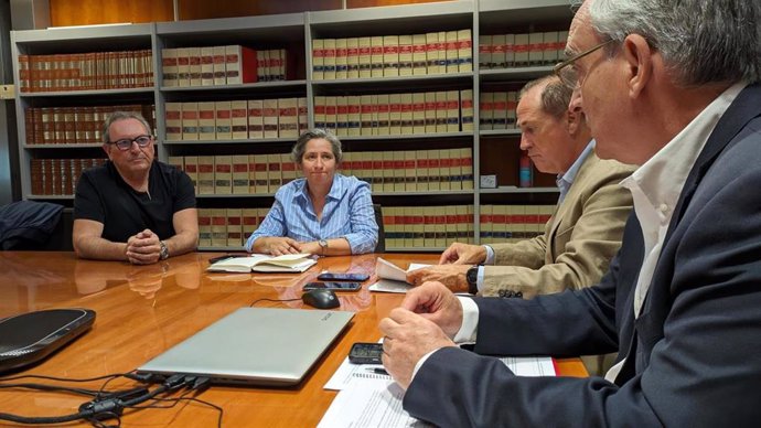 El conseller del Mar y del Ciclo del Agua, Juan Manuel Lafuente, reunido con la Plataforma de Afectados por el Deslinde en Formentera.