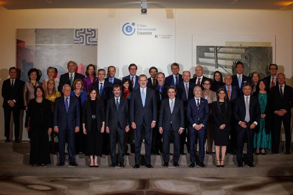 Foto de familia durante la clausura de la sesión sobre inteligencia artificial del V Foro Internacional Expansión.
