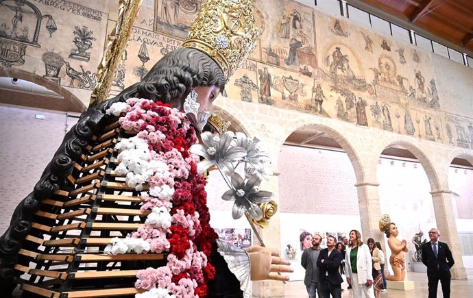 La alcaldesa de València, María José Catalá, y los artistas falleros Ceballos y Sanabria durante su visita a la exposición 'Torna a brillar. Restauració de la Mare de Déu de l'Ofrena'.
