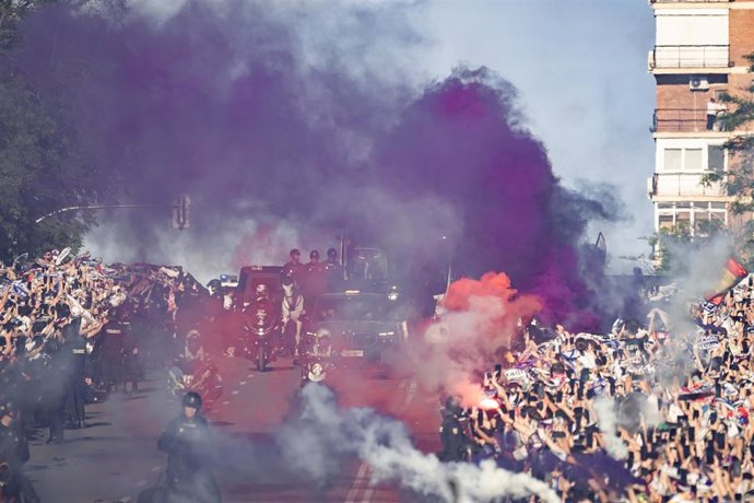 Cientos de personas reciben el autobús con los jugadores del Real Madrid, durante la previa del partido de vuelta de semifinales de la Champions League, en los alrededores del Estadio Santiago Bernabéu