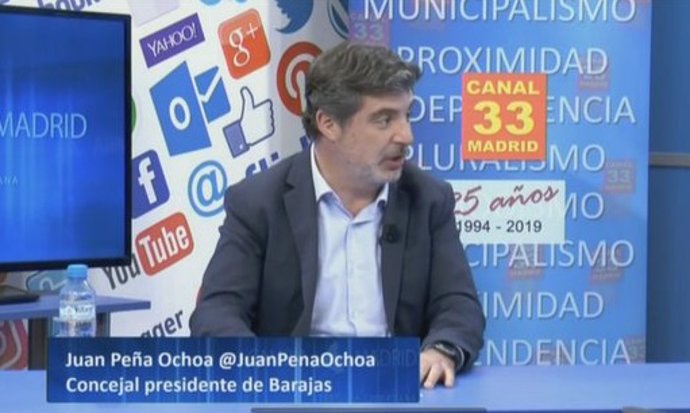 El concejal presidente de Barajas, Juan Peña, en un momento de la entrevista en Canal 33 TV Madrid