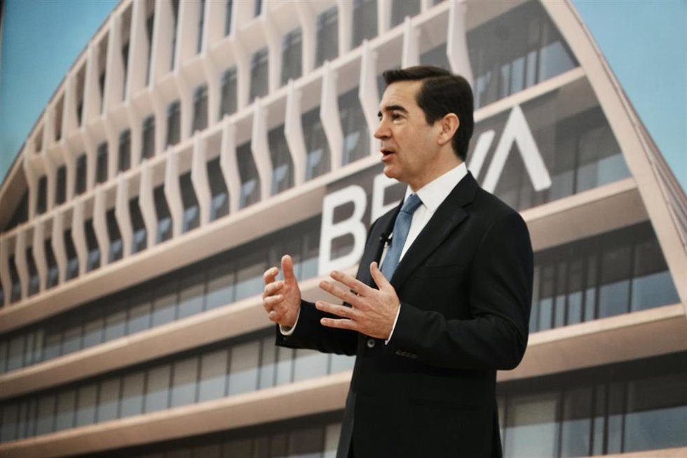 Archivo - El presidente de BBVA, Carlos Torres Vila, ofrece declaraciones a los medios de comunicación antes de una Junta General de Accionistas del BBVA, en el Palacio de Euskalduna de Bilbao, a 15 de marzo de 2024, en Bilbao, Vizcaya, País Vasco (Espa