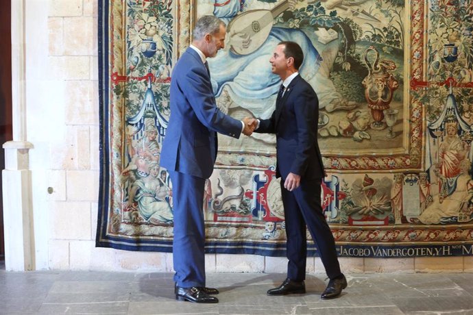 Archivo - El Rey Felipe VI (i) recibe en audiencia al president del Consell, Llorenç Galmés (d),