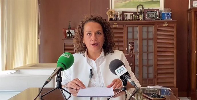 La alcaldesa de Arahal en su rueda de prensa sobre la moción de censura