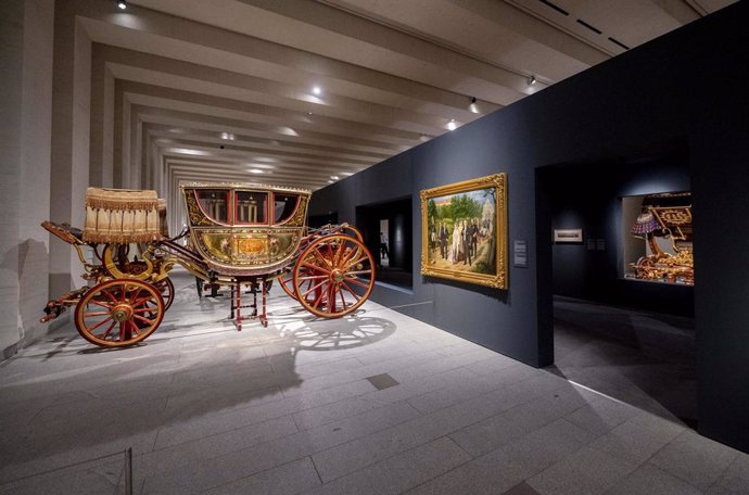Archivo - Berlina titulada 'Coche de Tableros Dorados' durante la presentación de ‘En Movimiento’, en la Galería de las Colecciones Reales, a 21 de junio de 2023, en Madrid (España). 