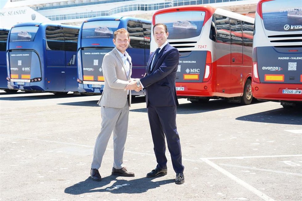 El director general de MSC Cruceros en España, Fernando Pacheco, y el director general de Avanza, Valentín Alonso