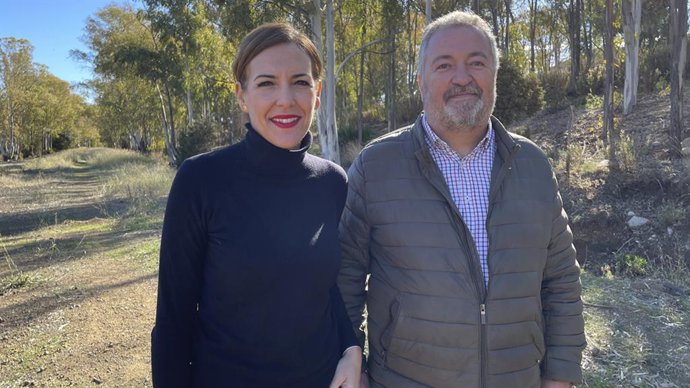 La diputada nacional de Vox por Málaga, Patricia Rueda, acompañada por el portavoz de la formación en Benahavís, Pablo Sáenz de Tejada.