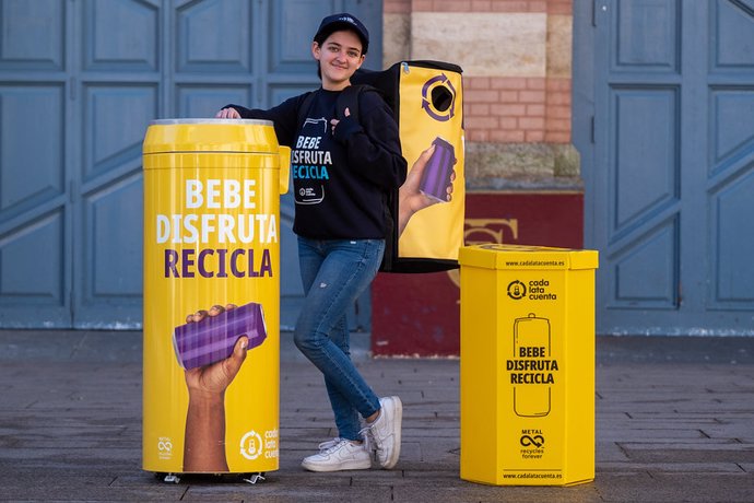 Envases para el reciclaje para el 'Partido por la Sostenibilidad', dentro de la campaña impulsada por Cada Lata Cuenta y el Real Betis.