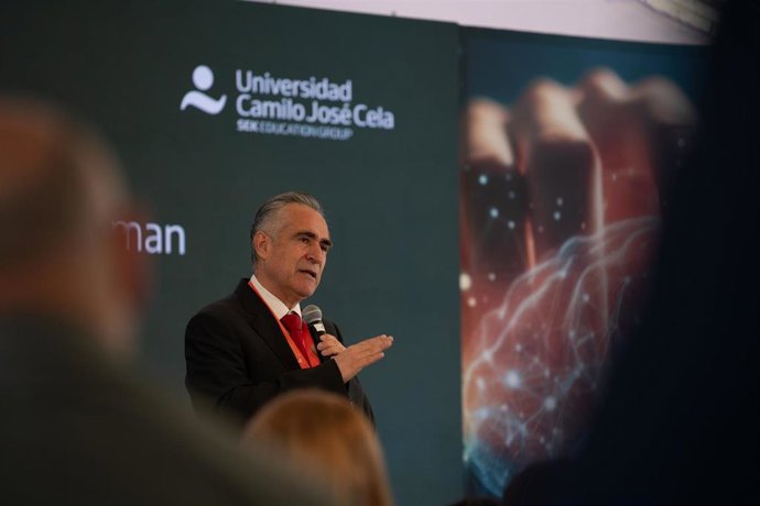 El rector de la Universidad Camilo José Cela, Héctor Escamilla,