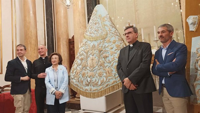 Imagen tras su restauración del manto de 1954 de la Virgen de los Desamparados, la patrona de los valencianos, conocido como el del Año Mariano Universal.