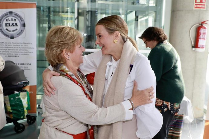 Archivo - La presidenta del Govern, Marga Prohens, en una visita en noviembre de 2023 al mercadillo solidario del Club Elsa.