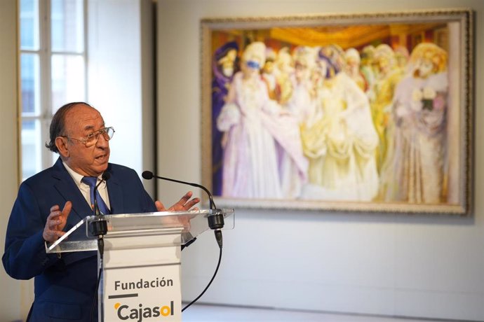 El pintor Juan Valdés interviene en el acto de inauguración en la Fundación Cajasol.