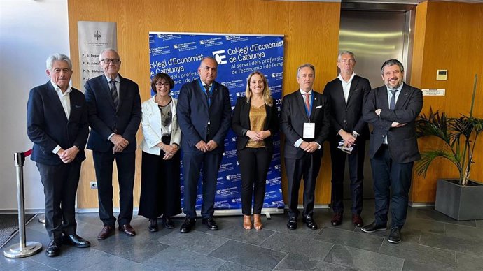 La consellera Mas y otros participantes en la inauguración de la 6 Jornada de Auditoría y Contabilidad en Girona
