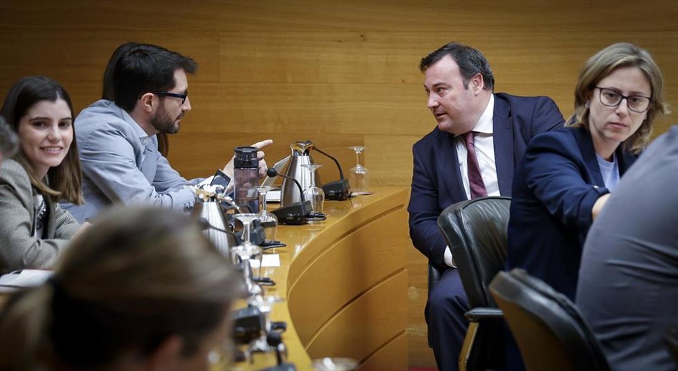 Diputados de PP y Vox en la comisión de Justicia de Les Corts