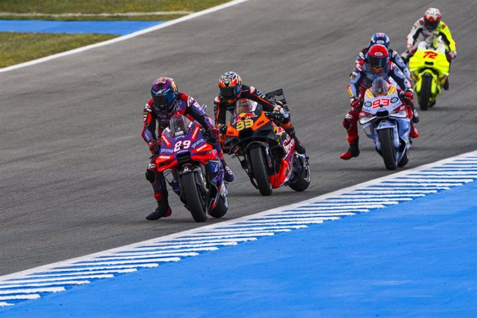 Jorge Martín lidera durante la carrera Sprint del GP Estrella Galicia 0,0 de España