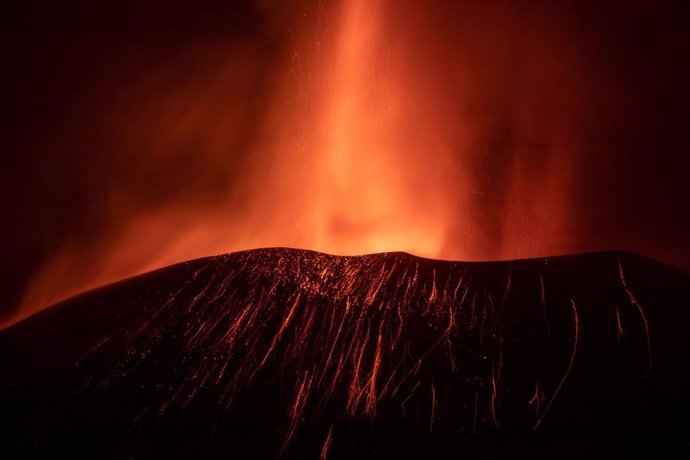 Archivo - Lava del volcán vista desde El Paso