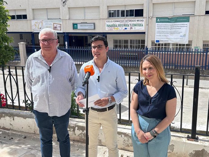 El parlamentario autonómico del PP de Córdoba y miembro de la comisión de Desarrollo Educativo y Formación Profesional en el Parlamento andaluz, José Carlos García, atiende a medios junto a representantes del PP en Aguilar de la Frontera.