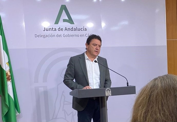 Archivo - El delegado territorial de Empleo, Empresa y Trabajo Autónomo de la Junta Cádiz, Daniel Sánchez, en rueda de prensa. ARCHIVO.