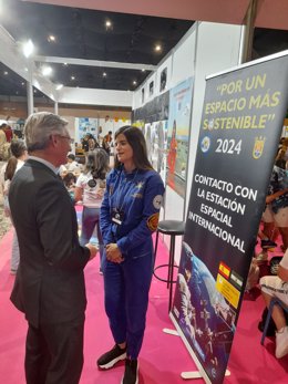 Giovanna Ramírez en el expositor de la Constitución Lunar Escolar de la Feria de la Ciencia de Sevilla