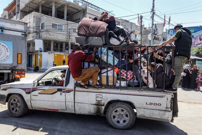 08 May 2024, Palestinian Territories, Rafah: Palestinians carry their belongings on a vehicle as they flee following Israeli airstrikes on Al-Geneina and Al-Salam neighbourhoods. Photo: Abed Rahim Khatib/dpa