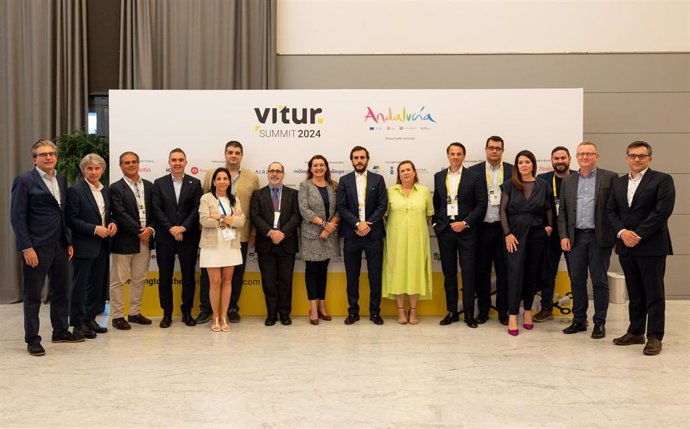 Autoridades y personalidades en la clausura de Vitur Summit 2024, evento europeo de apartamentos y viviendas turísticas, alojamientos flexibles y alternativos que reúne a empresarios del sector, administraciones e instituciones.