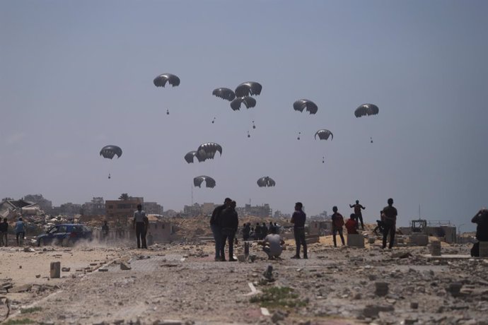 GAZA, May 1, 2024  -- Humanitarian aid dropped by a plane is seen over the Gaza Strip on April 30, 2024.