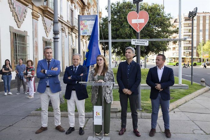 El presidente de la Diputación de Córdoba, Salvador Fuentes (segundo por la izda.), en uno de los actos por el Día de Europa.