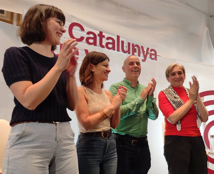 La ministra de Infancia y Juventud, Sira Rego, junto con la exalcaldesa de Barcelona Ada Colau, el 1 por Girona Eloi Badia y la diputada Júlia Boada